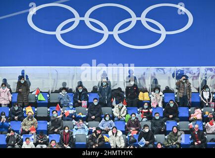 Peking, China. 12th. Februar 2022. Olympia, Eishockey, Vorrunde, Gruppe A, Deutschland - China, Im National Indoor Stadium, Zuschauer beobachten das Spiel. Kredit: Peter Kneffel/dpa/Alamy Live Nachrichten Stockfoto