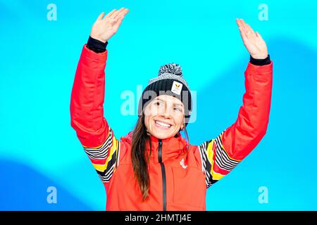 Peking, China. 12th. Februar 2022. PEKING, CHINA - 12. FEBRUAR: Hanne Desmet aus Belgien gewann die brons-Medaille während der Medaillenzeremonie während der Olympischen Spiele 2022 in Peking auf dem Medal Plaza am 12. Februar 2022 in Peking, China (Foto von Douwe Bijlsma/Orange Picics) NOCNSF Credit: Orange Pics BV/Alamy Live News Stockfoto