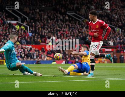 Die Schüsse von Jadon Sancho (rechts) von Manchester United werden von Southampton-Torwart Fraser Forster (links) gespeichert, während Jan Bednarek (Mitte) während des Spiels der Premier League in Old Trafford, Manchester, ein Tackle versucht. Bilddatum: Samstag, 12. Februar 2022. Stockfoto