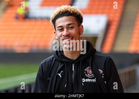 Jordan Lawrence-Gabriel #4 von Blackpool erreicht die Bloomfield Road, Stockfoto