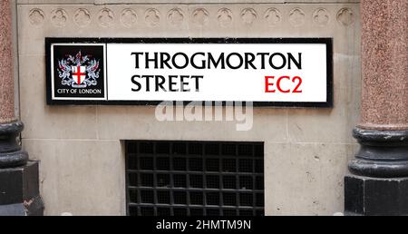 Straßenschild in Richtung Throgmorton Street, EC2, in der City of london, England. Stockfoto