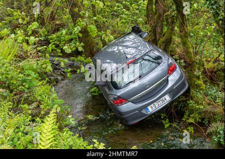 Auto im Graben bei Ballinspittle, Co. Cork Bild. John Allen Stockfoto