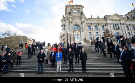 Berlin, Deutschland. 12th. Februar 2022. 12. Februar 2022, Berlin: Bundeskanzler Olaf Scholz (r,-l, SPD), Rolf Mützenich, Vorsitzender der SPD-Bundestagsfraktion, Saskia Esken, Vorsitzende der SPD, und Lars Klingbeil, Vorsitzender der SPD, stehen bei einer Fotogelegenheit gemeinsam mit SPD-Regierungschefs, SPD-Kandidaten und prominenten Wählern vor dem Deutschen Bundestag. Am Sonntag (Feb 13, 2022) wird ein neues Staatsoberhaupt von der Bundesversammlung im Deutschen Bundestag gewählt. Präsident Steinmeier steht erneut zur Wahl und wird von der Ampelkoalition und der CDU/CS unterstützt Stockfoto