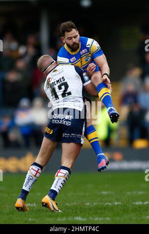 Aidan Sezer von Leeds Rhinos wird von Oliver Holmes von Warrington Wolves während des Matches der Betfred Super League im Headingley Stadium in Leeds angegangen. Bilddatum: Samstag, 12. Februar 2022. Stockfoto