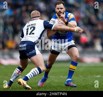 Aidan Sezer von Leeds Rhinos wird von Oliver Holmes von Warrington Wolves während des Matches der Betfred Super League im Headingley Stadium in Leeds angegangen. Bilddatum: Samstag, 12. Februar 2022. Stockfoto