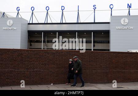 Liverpool, Großbritannien. 12th. Februar 2022. Die Fans kommen zum Spiel der Premier League im Goodison Park, Liverpool. Bildnachweis sollte lauten: Darren Staples/Sportimage Credit: Sportimage/Alamy Live News Credit: Sportimage/Alamy Live News Stockfoto