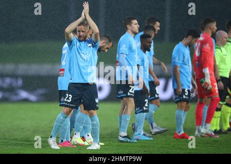 Sydney, Australien. 12th. Februar 2022. 12th. Februar 2022; Netstrata Jubilee Stadium, Sydney, NSW, Australien: A-League Football, Sydney FC gegen Western United; Rhyan Grant des Sydney FC applaudiert den Fans für die Unterstützung ihres Teams bei starkem Regen.Credit: Action Plus Sports Images/Alamy Live News Stockfoto