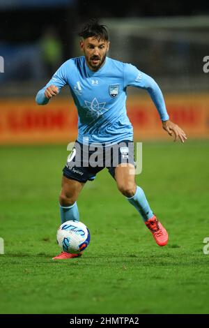 Sydney, Australien. 12th. Februar 2022. 12th. Februar 2022; Netstrata Jubilee Stadium, Sydney, NSW, Australien: A-League Football, Sydney FC gegen Western United; Milo&#x161; Ninkovi&#x107; of Sydney FC steuert den Ball im Mittelfeld Credit: Action Plus Sports Images/Alamy Live News Stockfoto