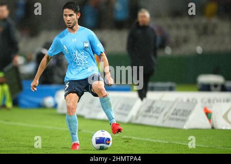 Sydney, Australien. 12th. Februar 2022. 12th. Februar 2022; Netstrata Jubilee Stadium, Sydney, NSW, Australien: A-League Football, Sydney FC gegen Western United; Connor O'Toole vom Sydney FC steuert den Ball auf der Touchline Credit: Action Plus Sports Images/Alamy Live News Stockfoto