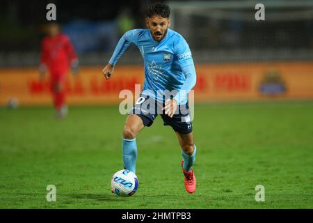 Sydney, Australien. 12th. Februar 2022. 12th. Februar 2022; Netstrata Jubilee Stadium, Sydney, NSW, Australien: A-League Football, Sydney FC gegen Western United; Milo&#x161; Ninkovi&#x107; of Sydney FC greift die Western United Verteidigung an Credit: Action Plus Sports Images/Alamy Live News Stockfoto