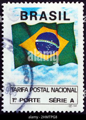 BRASILIEN - UM 1991: Eine in Brasilien gedruckte Briefmarke zeigt die brasilianische Flagge, um 1991 Stockfoto