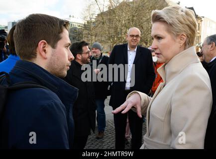 Berlin, Deutschland. 12th. Februar 2022. 12. Februar 2022, Berlin: Kevin Kühnert, SPD-Generalsekretär, und Manuela Schwesig (SPD), Ministerpräsidentin von Mecklenburg-Vorpommern, plaudern mit prominenten Wählern außerhalb des Deutschen Bundestages während einer Fotogelegenheit der SPD. Am Sonntag (Feb 13, 2022) wird ein neues Staatsoberhaupt von der Bundesversammlung im Deutschen Bundestag gewählt. Präsident Steinmeier steht erneut zur Wahl und wird von der Ampelkoalition und der CDU/CSU unterstützt. Neben den 736 Abgeordneten des Bundestages wird eine gleiche Anzahl von Delegierten nach dem 16-Staaten-PAR entsandt Stockfoto