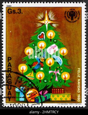 PARAGUAY - UM 1980: Eine in Paraguay gedruckte Briefmarke zeigt Weihnachtsbaum, Weihnachten, internationales Jahr des Kindes, um 1980 Stockfoto