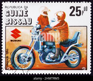 GUINEA-BISSAU - UM 1985: Eine in Guinea-Bissau gedruckte Marke zeigt Suzuki, Motorrad-Jubiläum, um 1985 Stockfoto