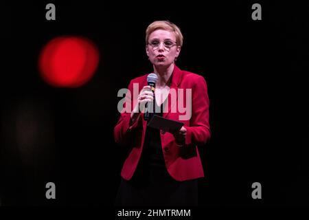 Frankreich, Rennes, 2022-02-08. Treffen der Abgeordneten Eric Coquerel und Clementine Autin von La France Insoumise in Rennes als Teil des präsidenten von Jean-Luc Melenchon Stockfoto