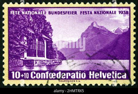 SCHWEIZ - UM 1938: Eine in der Schweiz gedruckte Briefmarke zeigt Tell Chapel, Vierwaldstättersee, Schweizerischer Nationalfeiertag, um 1938 Stockfoto