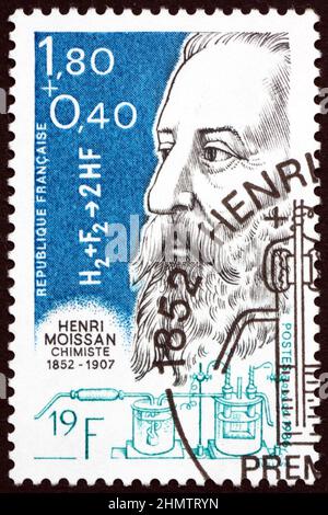 FRANKREICH - UM 1986: Eine in Frankreich gedruckte Briefmarke zeigt Henri Moissan (1852-1907), ein französischer Chemiker und Apotheker, der 1986 den Nobelpreis in der Schweiz gewann Stockfoto