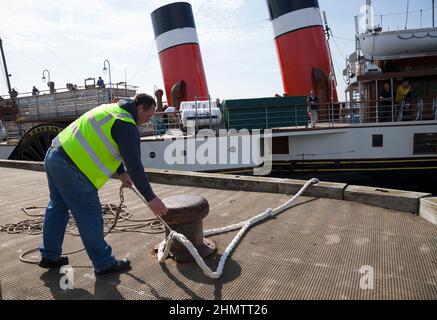 Paddeldampfer Waverley am Helensburgh Pier, Schottland, wird vom Pier-Meister gebunden. Stockfoto