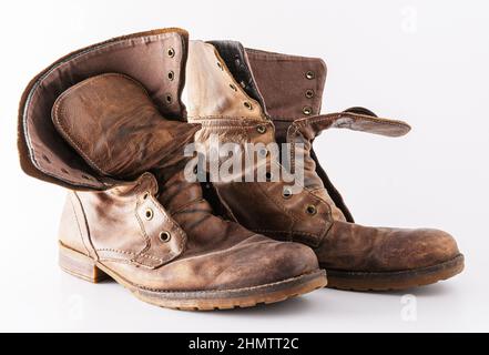 Alte Schuhe auf weißem Hintergrund. Brauner Lederschuh. Abgenutzte Schuhe. Stiefel. Stockfoto