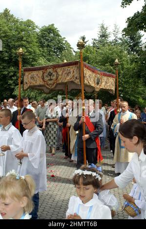 Wieleń Zaobrzański Polen Polen Polska; Priester, der während einer Prozession eine Monstranz trägt. Der Priester, der während einer Sitzung eine Monstranz tragt Stockfoto