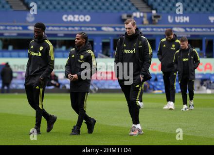 Liverpool, Großbritannien. 12th. Februar 2022 ; Goodison Park, Liverpool, England; Premier League Football, Everton versus Leeds; Spieler aus Leeds inspizieren den Platz Credit: Action Plus Sports Images/Alamy Live News Stockfoto