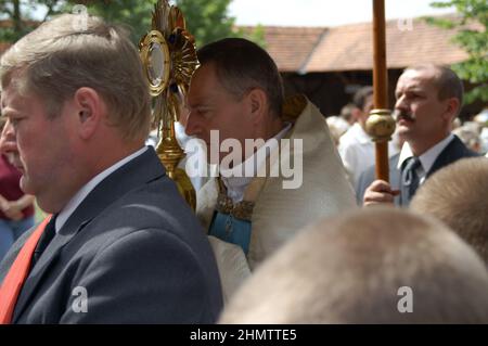 Wieleń Zaobrzański, Polen, Polen, Polska; Bischof Grzegorz Balcerek trägt die Monstranz während der Prozession. Der Priester tragt die Monstranz. Stockfoto