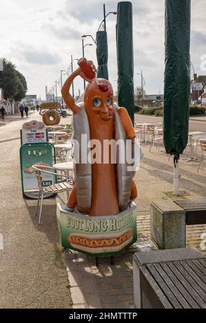 Sehr großer, fußlanger Hot Dog aus Kunststoff auf einem Stand an der Uferpromenade von Great Yarmouth Stockfoto