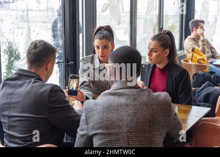 Attraktive und schöne Geschäftsfrau zeigt ihnen etwas Stockfoto