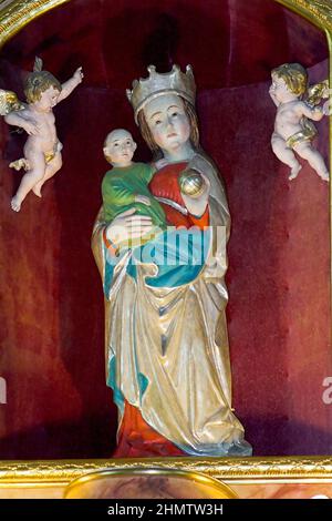 Wieleń Zaobrzański, Polen, Polen, Polska; gotische Figur der Madonna mit Kind. Gotische Figur der Gottesmutter mit Kind. Gotycka figura Matki Bożej Stockfoto