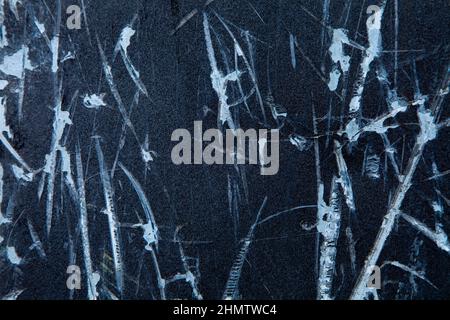 Zerkratzt dunkel verwittert Grunge schwarz blau Metall Wand Textur Hintergrund Stockfoto