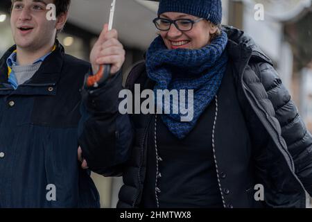 Zwei großartige Geschäftsleute gehen schnell und lächeln, während sie über die Unternehmenspläne sprechen, ganz nah Stockfoto