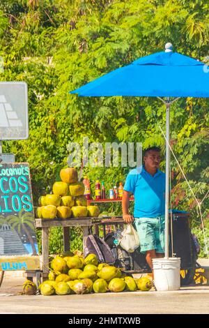 Tulum Mexico 02. Februar 2022 Street Food Früchte Kokosnüsse und Getränke auf typischen Straßen- und Stadtlandschaften in Tulum in Mexiko. Stockfoto