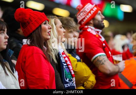 Cardiff, Wales, Großbritannien. Cardiff, Großbritannien. 12th. Februar 2022. 12th. Februar 2022 ; Fürstentum Stadium, Cardiff, Wales; 6 Nationen Internationales Rugby, Wales gegen Schottland; Fans singen die walisische Nationalhymne Credit: Action Plus Sports Images/Alamy Live News Credit: Action Plus Sports Images/Alamy Live News Stockfoto