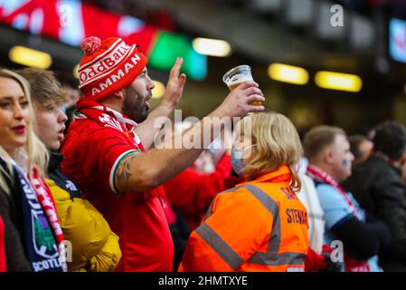 Cardiff, Wales, Großbritannien. Cardiff, Großbritannien. 12th. Februar 2022. 12th. Februar 2022 ; Fürstentum Stadium, Cardiff, Wales; 6 Nationen Internationales Rugby, Wales gegen Schottland; Fans singen die walisische Nationalhymne Credit: Action Plus Sports Images/Alamy Live News Credit: Action Plus Sports Images/Alamy Live News Stockfoto