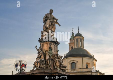 Detail der Statue des Grafen von Cavour mit der Kuppel der Kirche Santa Croce auf der Piazza Carlo Emanuele II, gegen Sonnenuntergang Himmel, Turin, Piemont Stockfoto