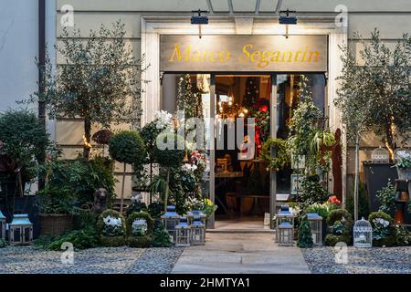 StoreFront eines Blumenladens mit vielen Topfpflanzen und dekorativen Objekten im historischen Zentrum von Turin, Piemont, Italien Stockfoto