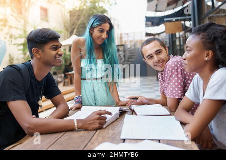 Durch das Studium sind wir zu so guten Freunden geworden Stockfoto
