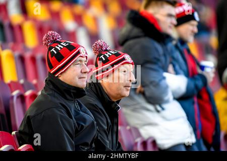 London, Großbritannien. 12th. Februar 2022. Fans von Brentford sind bereit für das Premier League-Spiel zwischen Brentford und Crystal Palace im Brentford Community Stadium, London, England am 12. Februar 2022. Foto von Phil Hutchinson. Nur zur redaktionellen Verwendung, Lizenz für kommerzielle Nutzung erforderlich. Keine Verwendung bei Wetten, Spielen oder Veröffentlichungen einzelner Clubs/Vereine/Spieler. Kredit: UK Sports Pics Ltd/Alamy Live Nachrichten Stockfoto