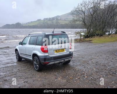 Bei hohen, stürmischen Winden und fahrendem Regen, ein Skoda Yeti am Lake Semerwater in North Yorkshire Stockfoto