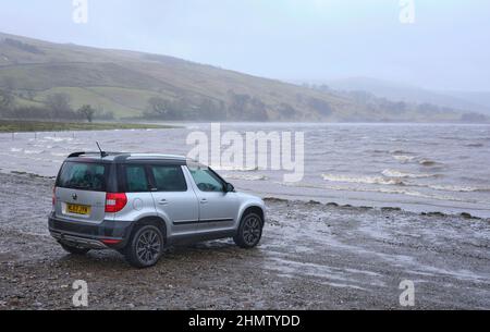 Bei hohen, stürmischen Winden und fahrendem Regen, ein Skoda Yeti am Lake Semerwater in North Yorkshire Stockfoto