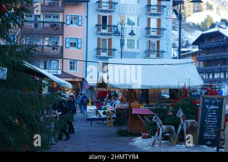 Weihnachtsmarkt in Moena, Fassatal, Trient, Trentino-Südtirol, Italien Stockfoto