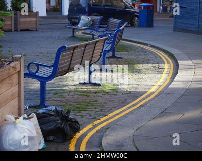 Sheerness, Kent, Großbritannien. 12th. Februar 2022. Die Mitarbeiter des Stadtrats haben kürzlich neue doppelte gelbe („keine Parkplätze“) Linien hinter Bänken im Stadtzentrum von Sheerness gemalt, um einige Bewohner zu belustigen, die sich gefragt haben, wer/wie jemand überhaupt dort parken könnte? Kredit: James Bell/Alamy Live Nachrichten Stockfoto