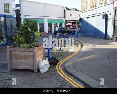 Sheerness, Kent, Großbritannien. 12th. Februar 2022. Die Mitarbeiter des Stadtrats haben kürzlich neue doppelte gelbe („keine Parkplätze“) Linien hinter Bänken im Stadtzentrum von Sheerness gemalt, um einige Bewohner zu belustigen, die sich gefragt haben, wer/wie jemand überhaupt dort parken könnte? Kredit: James Bell/Alamy Live Nachrichten Stockfoto