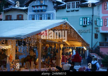 Weihnachtsmarkt in Moena, Fassatal, Trient, Trentino-Südtirol, Italien Stockfoto
