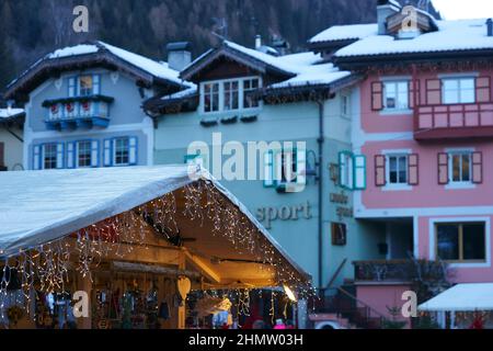 Weihnachtsmarkt in Moena, Fassatal, Trient, Trentino-Südtirol, Italien Stockfoto