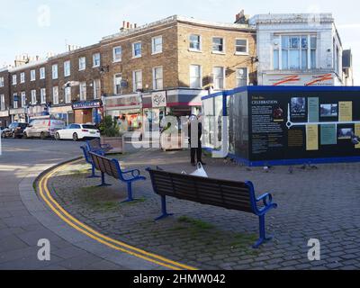 Sheerness, Kent, Großbritannien. 12th. Februar 2022. Die Mitarbeiter des Stadtrats haben kürzlich neue doppelte gelbe („keine Parkplätze“) Linien hinter Bänken im Stadtzentrum von Sheerness gemalt, um einige Bewohner zu belustigen, die sich gefragt haben, wer/wie jemand überhaupt dort parken könnte? Kredit: James Bell/Alamy Live Nachrichten Stockfoto