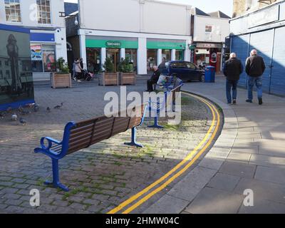 Sheerness, Kent, Großbritannien. 12th. Februar 2022. Die Mitarbeiter des Stadtrats haben kürzlich neue doppelte gelbe („keine Parkplätze“) Linien hinter Bänken im Stadtzentrum von Sheerness gemalt, um einige Bewohner zu belustigen, die sich gefragt haben, wer/wie jemand überhaupt dort parken könnte? Kredit: James Bell/Alamy Live Nachrichten Stockfoto