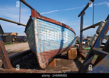 Ein altes Boot, das im Hafen von Southwold, Suffolk, Großbritannien, auf die Restaurierung wartet. Stockfoto