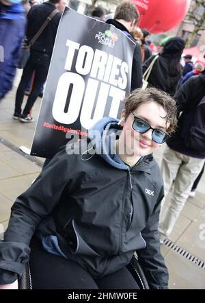 Manchester, Großbritannien, 12th. Februar 2022. Protest gegen hohe Energierechnungen, die vom Manchester Trades Council und der Manchester People's Assembly organisiert wurden - Sparmaßnahmen haben das ganze durchgemacht. Demonstranten versammelten sich in Piccadilly Gardens, im Zentrum von Manchester, Großbritannien, bevor sie durch das Stadtzentrum marschierten. Auch in anderen Städten des Vereinigten Königreichs finden Proteste statt. Die Organisatoren sagen: „Die Treibstoffrechnungen werden im April um weitere 54 % steigen, zur gleichen Zeit wie die Landesversicherung. Die RPI-Inflation liegt bereits bei 7,5 %. Die Mieten und Zinsen steigen.“ Quelle: Terry Waller/Alamy Live News Stockfoto