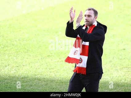 London, Großbritannien. 12th. Februar 2022. Christian Eriksen von Brentford winkt der Menge zu, wie es auf dem Spielfeld vor dem Premier League-Spiel im Brentford Community Stadium, London, vorgestellt wird. Bildnachweis sollte lauten: Paul Terry / Sportimage Kredit: Sportimage/Alamy Live Nachrichten Kredit: Sportimage/Alamy Live Nachrichten Stockfoto